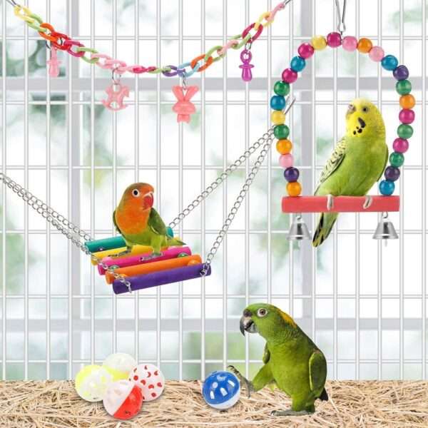 Un set de 11 juguetes de madera natural y coloridos, con campanas y ganchos, colgados en una jaula para pájaros.