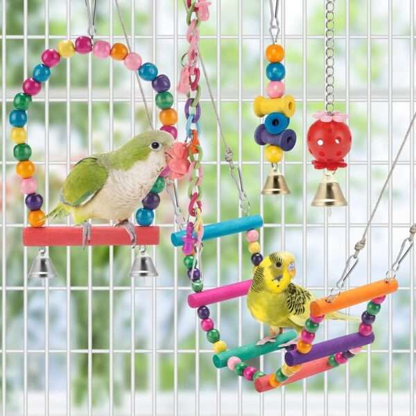 Un set de 11 juguetes de madera natural y coloridos, con campanas y ganchos, colgados en una jaula para pájaros.