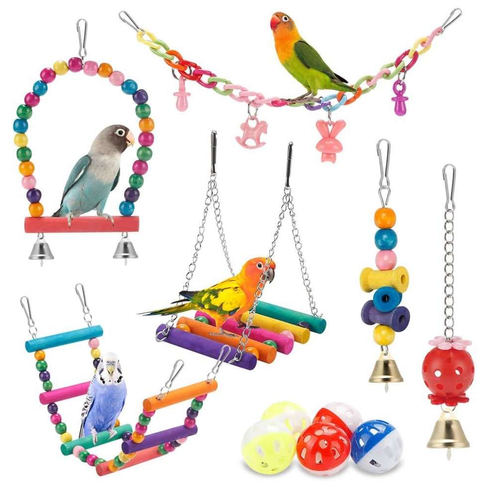 Un set de 11 juguetes de madera natural y coloridos, con campanas y ganchos, colgados en una jaula para pájaros.
