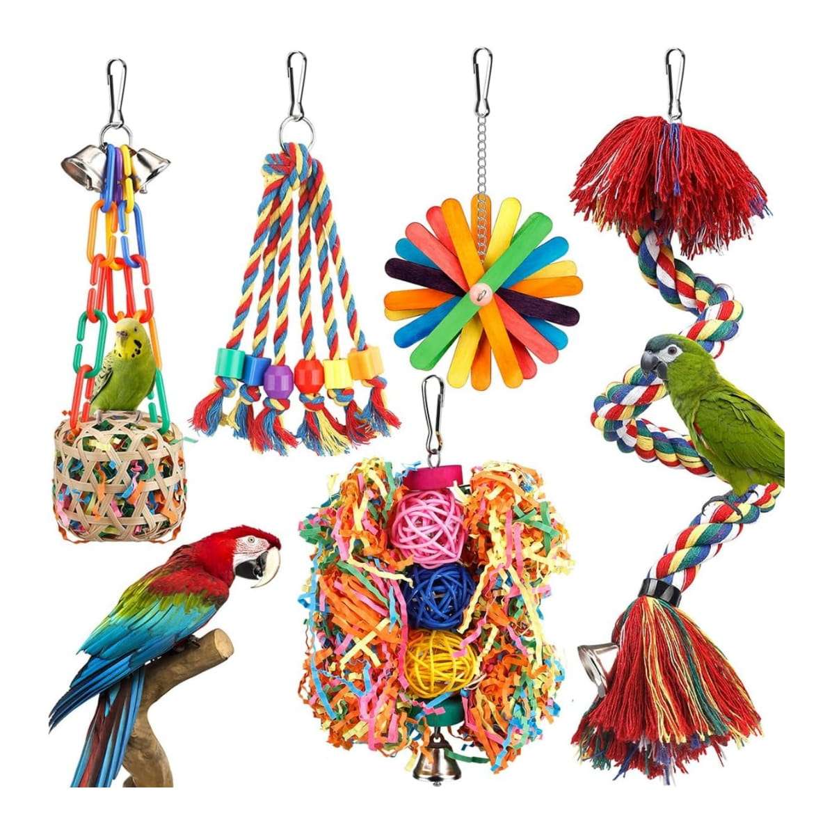 Un grupo de cinco juguetes masticables y coloridos para pájaros, hechos con ratán, madera y cuentas, colgados en una jaula.