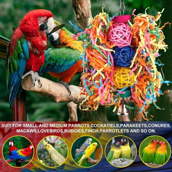 Un grupo de cinco juguetes masticables y coloridos para pájaros, hechos con ratán, madera y cuentas, colgados en una jaula.
