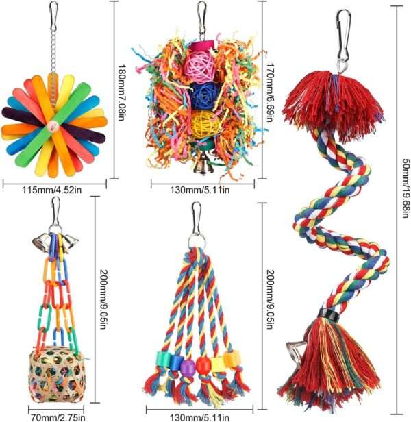 Un grupo de cinco juguetes masticables y coloridos para pájaros, hechos con ratán, madera y cuentas, colgados en una jaula.