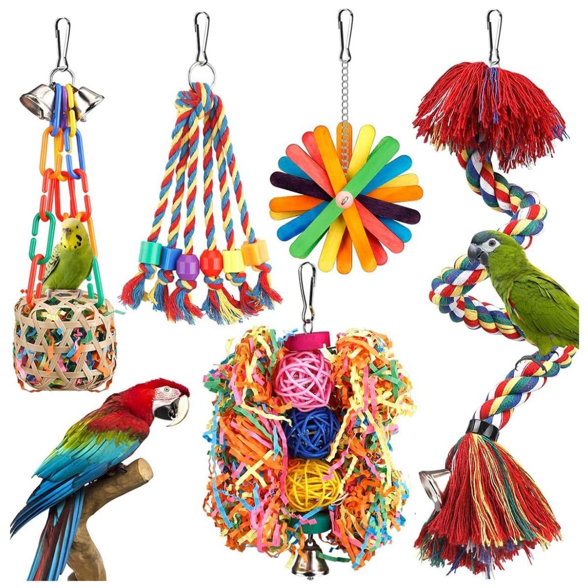Un grupo de cinco juguetes masticables y coloridos para pájaros, hechos con ratán, madera y cuentas, colgados en una jaula.