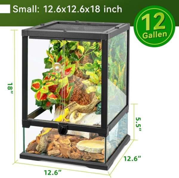 Un terrario de vidrio con base hermética, mostrando su diseño de puerta frontal, ventilación de malla y orificios para cables. Ideal para reptiles y anfibios.