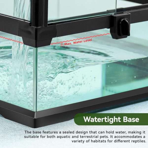 Un terrario de vidrio con base hermética, mostrando su diseño de puerta frontal, ventilación de malla y orificios para cables. Ideal para reptiles y anfibios.