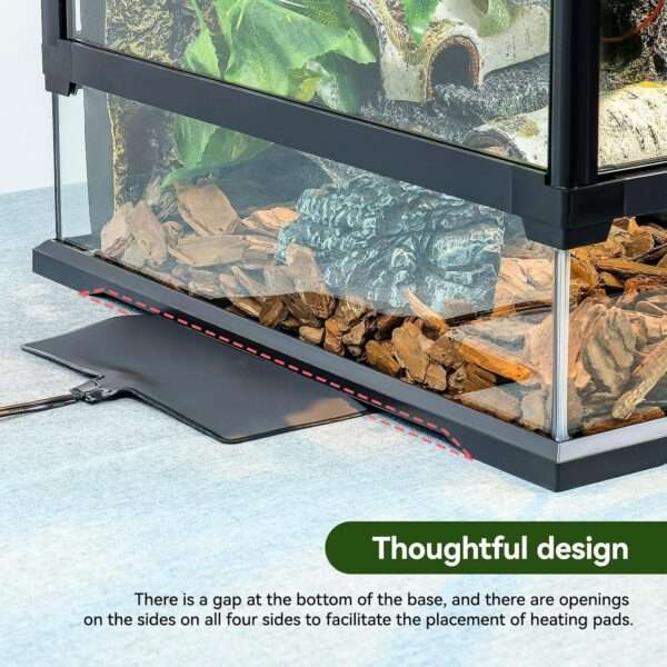Un terrario de vidrio con base hermética, mostrando su diseño de puerta frontal, ventilación de malla y orificios para cables. Ideal para reptiles y anfibios.