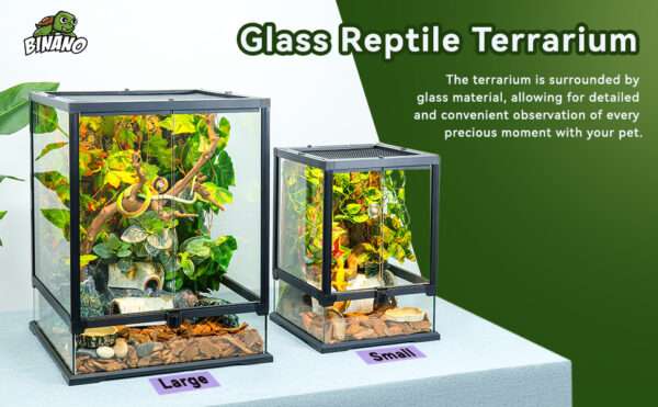 Un terrario de vidrio con base hermética, mostrando su diseño de puerta frontal, ventilación de malla y orificios para cables. Ideal para reptiles y anfibios.