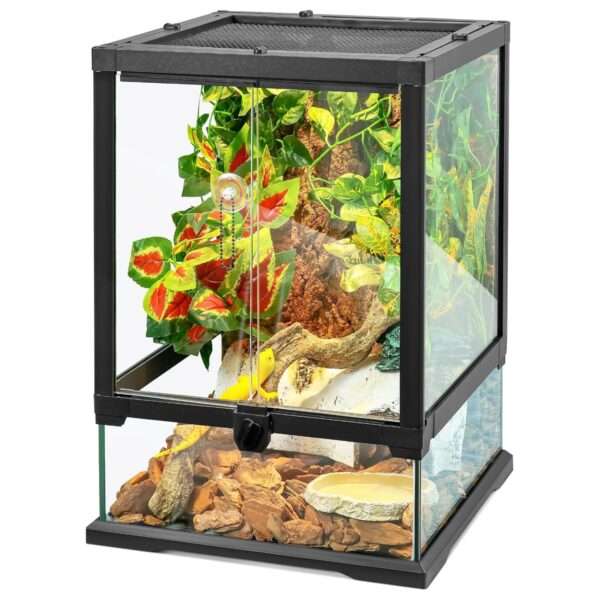 Un terrario de vidrio con base hermética, mostrando su diseño de puerta frontal, ventilación de malla y orificios para cables. Ideal para reptiles y anfibios.