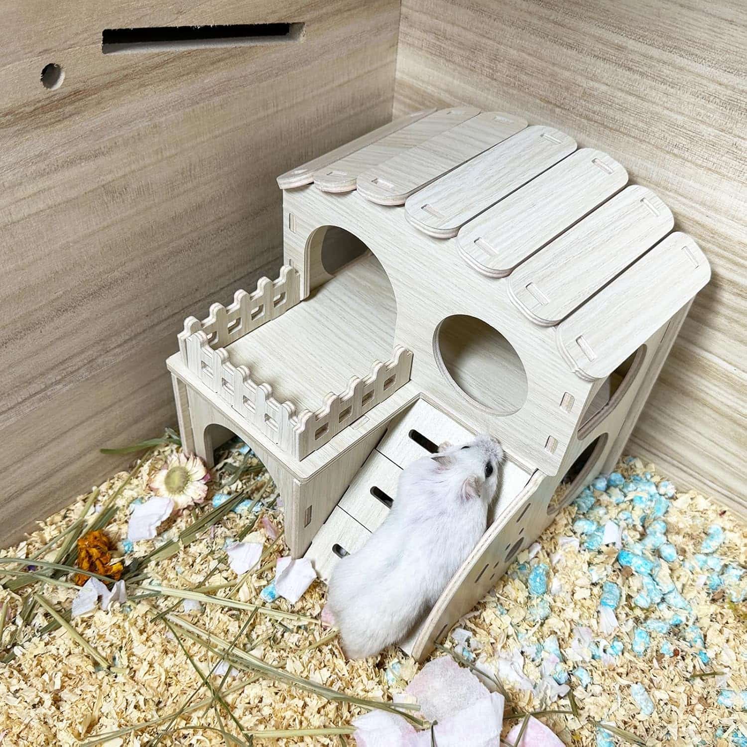Casa de madera de dos pisos con escalera para hámster y roedores pequeños.
