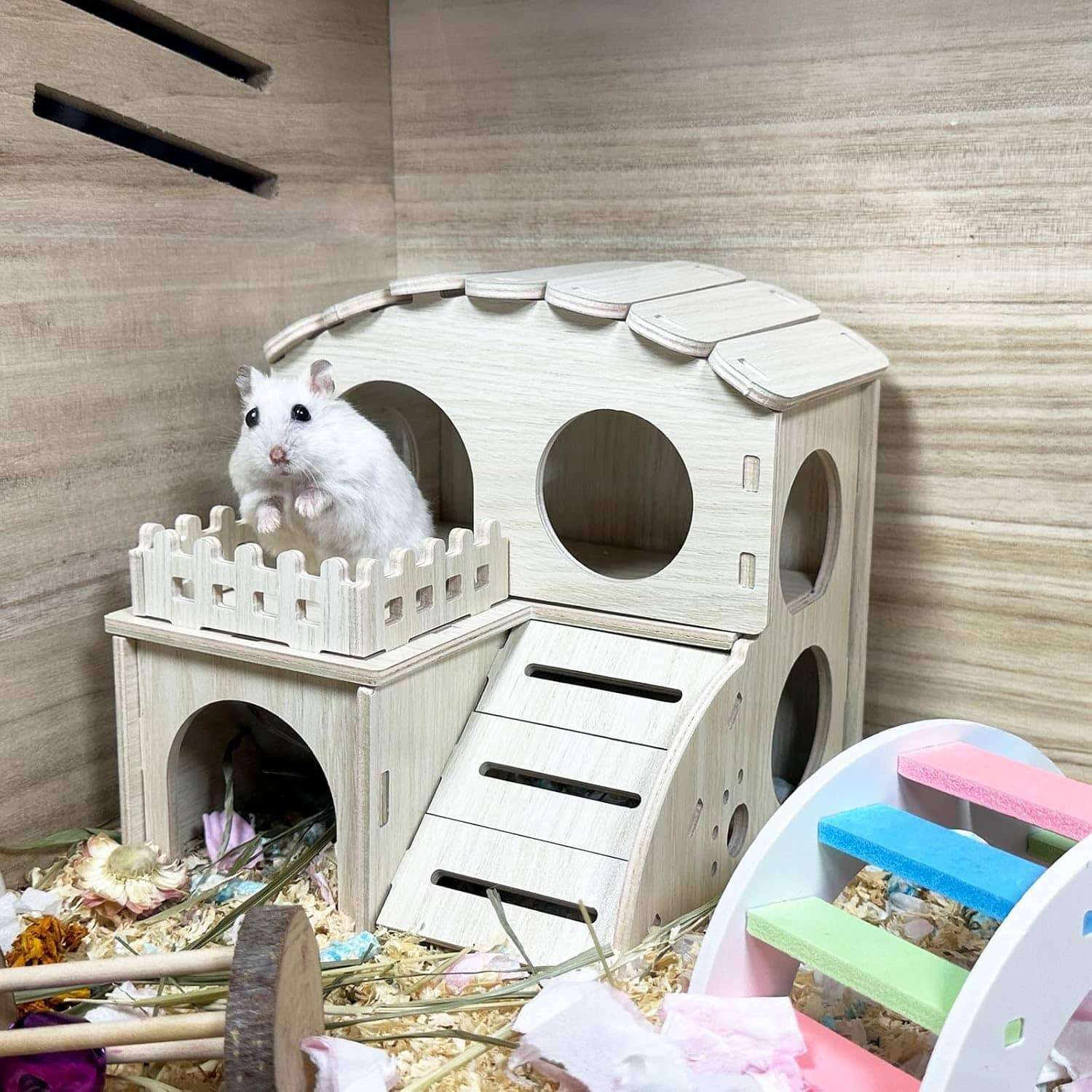 Casa de madera de dos pisos con escalera para hámster y roedores pequeños.