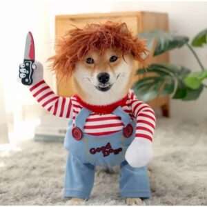Disfraz de Halloween para perro 'Mini Chucky' asesino (3 piezas). Polera con efecto 3D, peluca roja y cuchillo de utilería de espuma. Tallas S, M, L, XL.