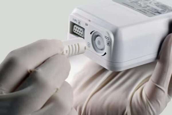 Monitor Veterinario Portátil 3.5" para Emergencias. Mide EtCO2 (Capnografía), SpO2 (Saturación) y Frecuencia Cardíaca (PR). Uso en animales intubados y no intubados.