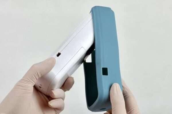 Monitor Veterinario Portátil 3.5" para Emergencias. Mide EtCO2 (Capnografía), SpO2 (Saturación) y Frecuencia Cardíaca (PR). Uso en animales intubados y no intubados.