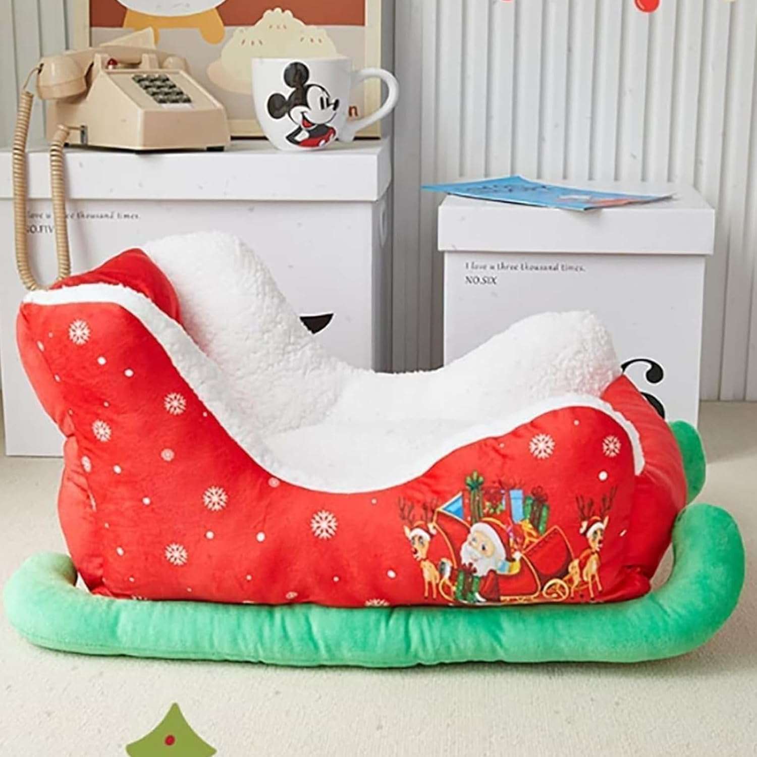 Cama navideña para perros y gatos pequeños. Diseño rojo estilo trineo de 60x38x28 cm con tela de felpa suave y esponja de alta resistencia.