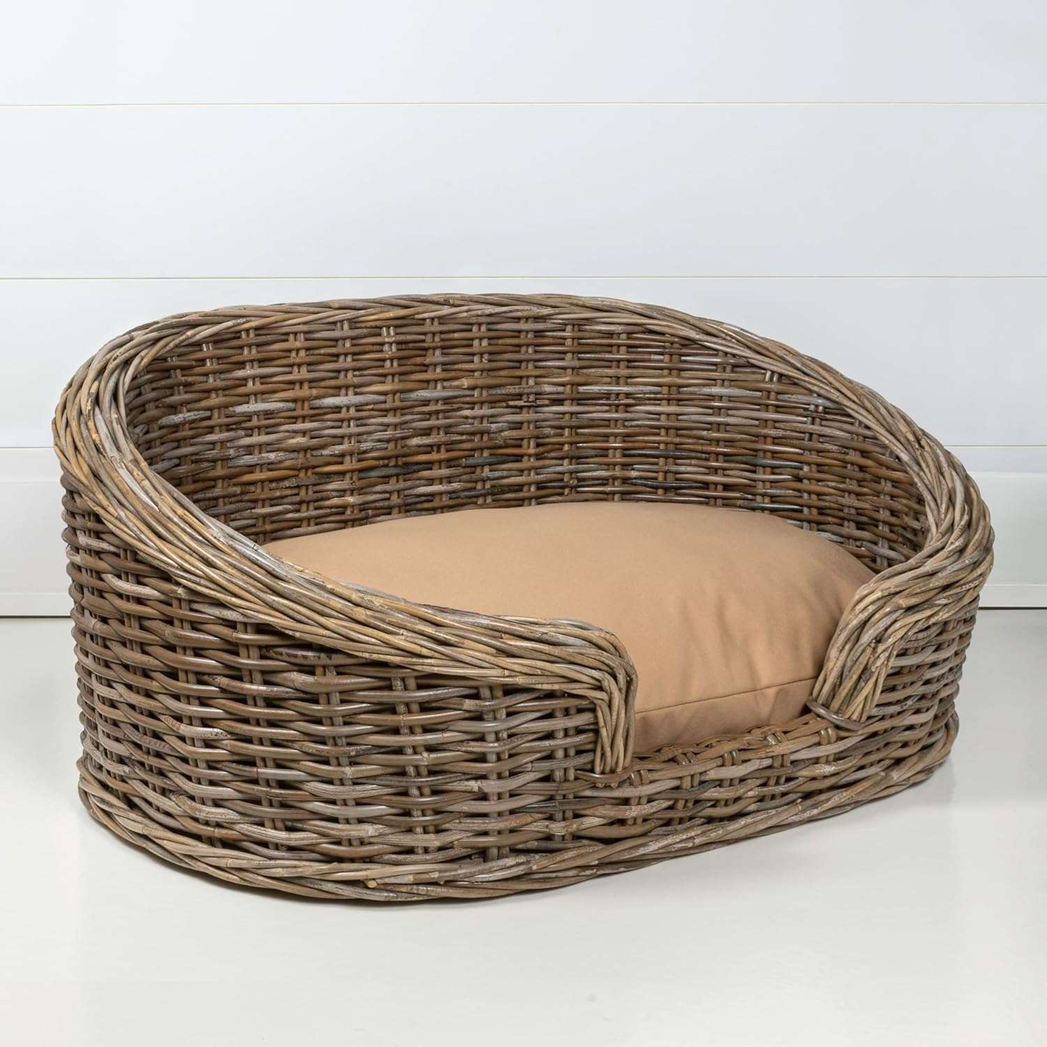 Cama de ratán Kubu color gris con cojín beige. Diseño de lujo estilo costa para perros de menos de 15 kg.