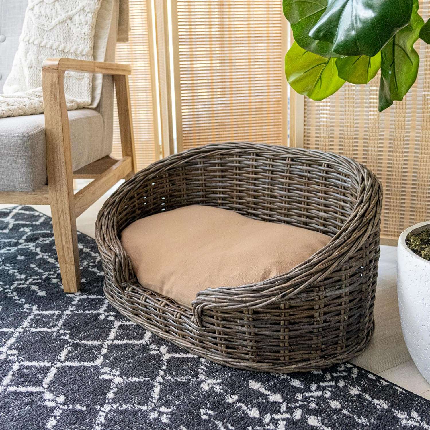 Cama de ratán Kubu color gris con cojín beige. Diseño de lujo estilo costa para perros de menos de 15 kg.