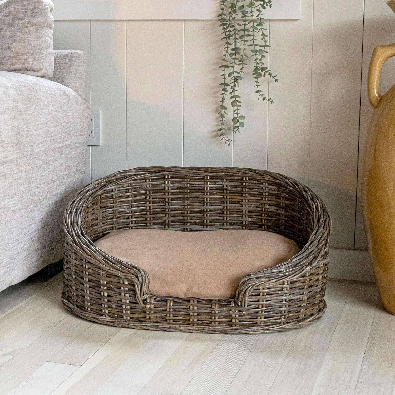 Cama de ratán Kubu color gris con cojín beige. Diseño de lujo estilo costa para perros de menos de 15 kg.