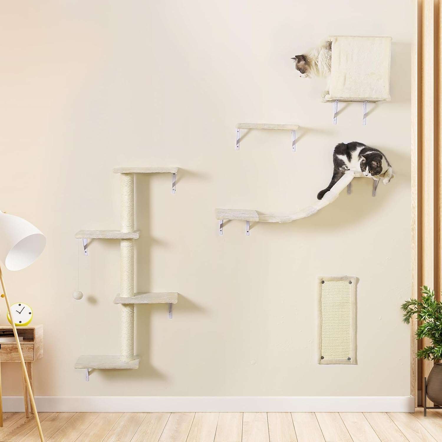 Gimnasio de pared para gatos de cinco piezas con puente colgante rascador y estantes de felpa.