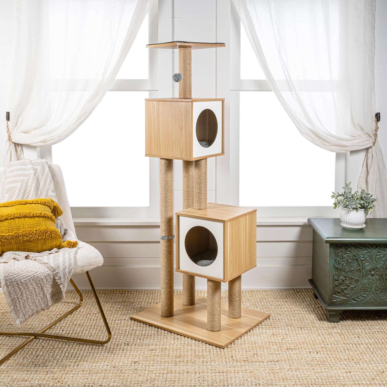 Mueble rascador de madera de 142 centimetros con yute natural y doble cubo para dos gatos.