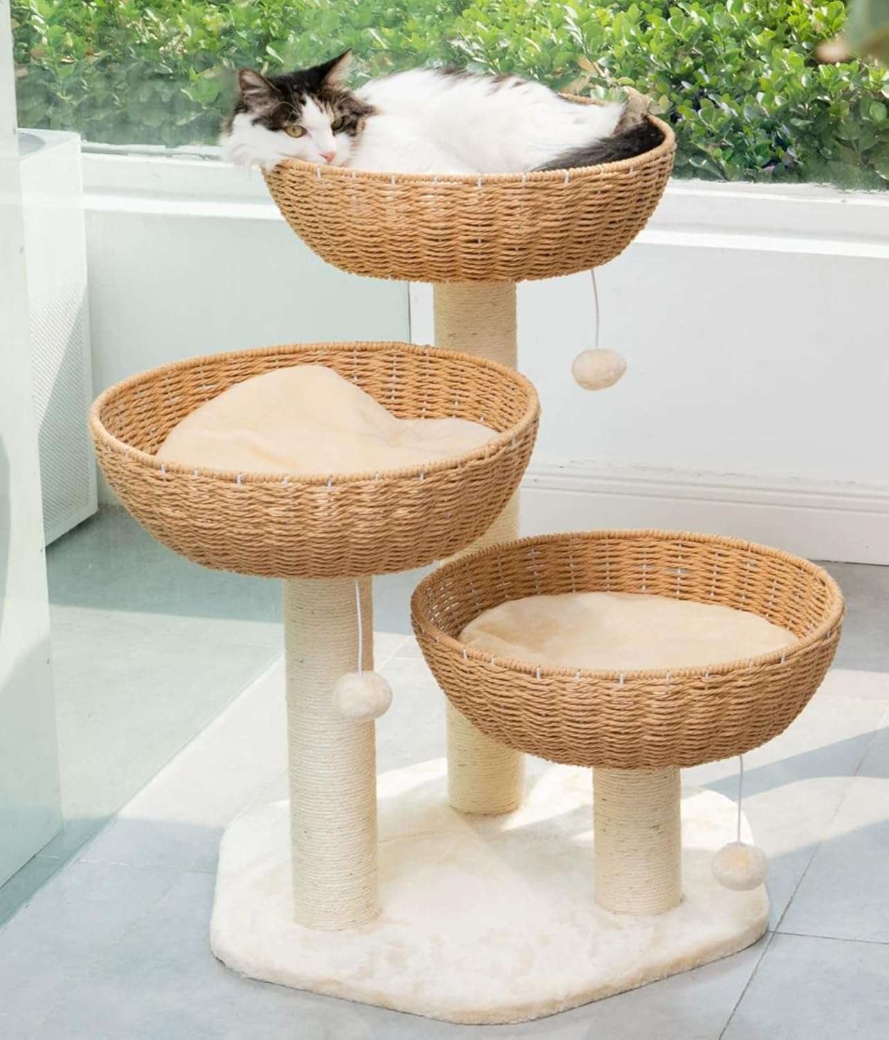 Torre rascador con cesta tejida (setenta y cuatro centimetros). Base robusta de aglomerado y cama elevada para gatos grandes.