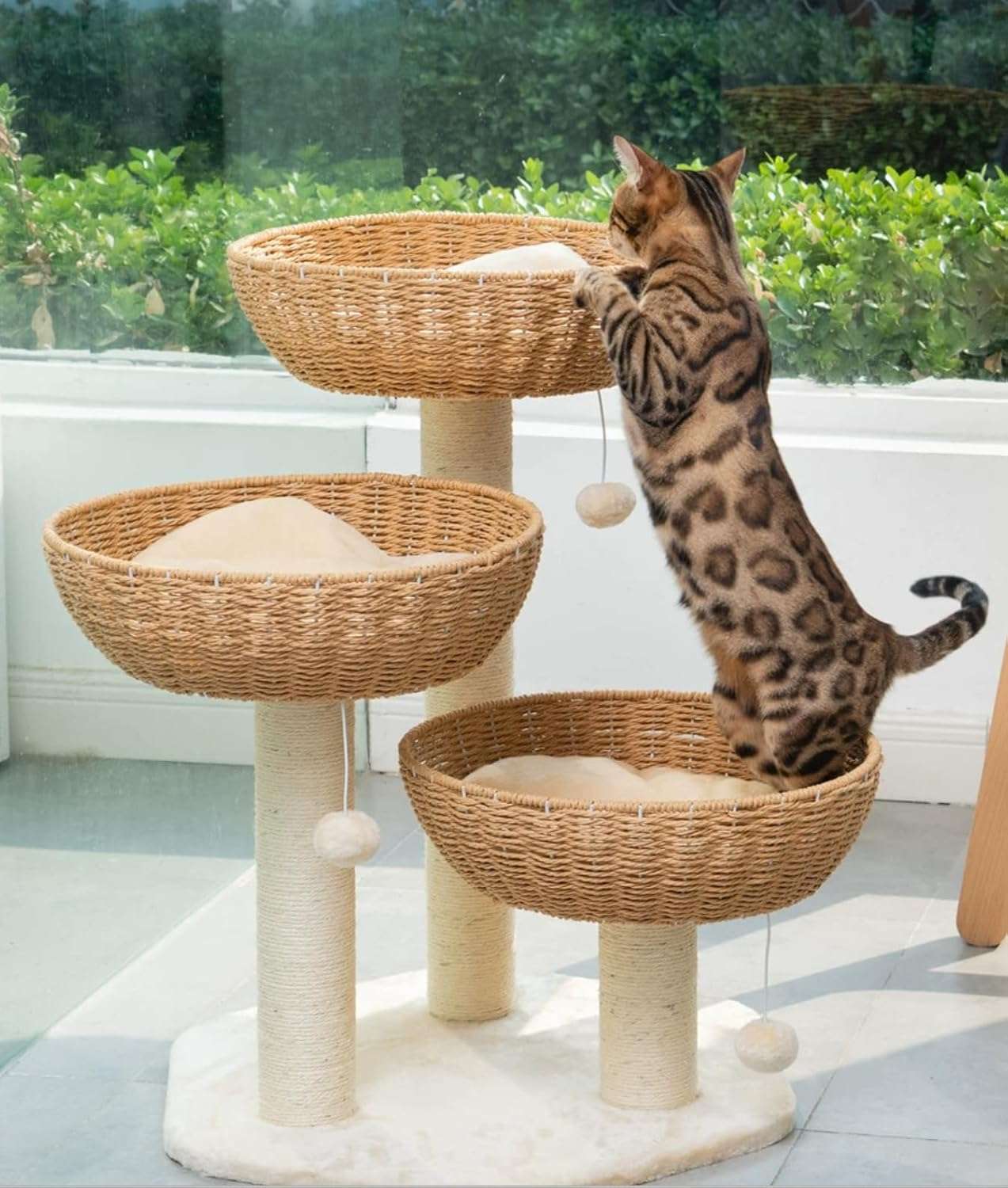 Torre rascador con cesta tejida (setenta y cuatro centimetros). Base robusta de aglomerado y cama elevada para gatos grandes.
