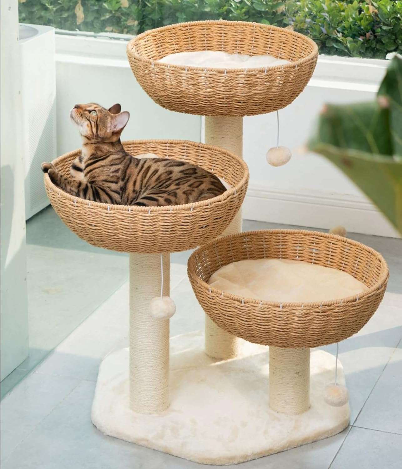 Torre rascador con cesta tejida (setenta y cuatro centimetros). Base robusta de aglomerado y cama elevada para gatos grandes.