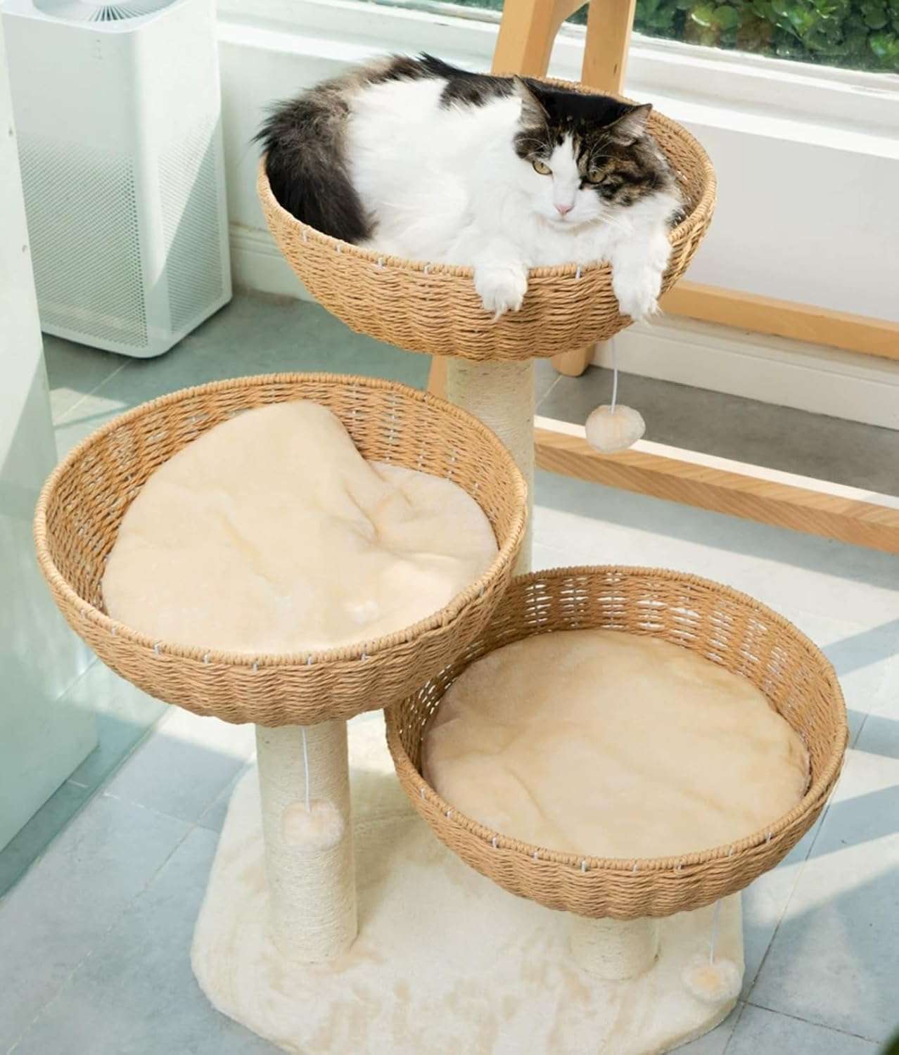 Torre rascador con cesta tejida (setenta y cuatro centimetros). Base robusta de aglomerado y cama elevada para gatos grandes.