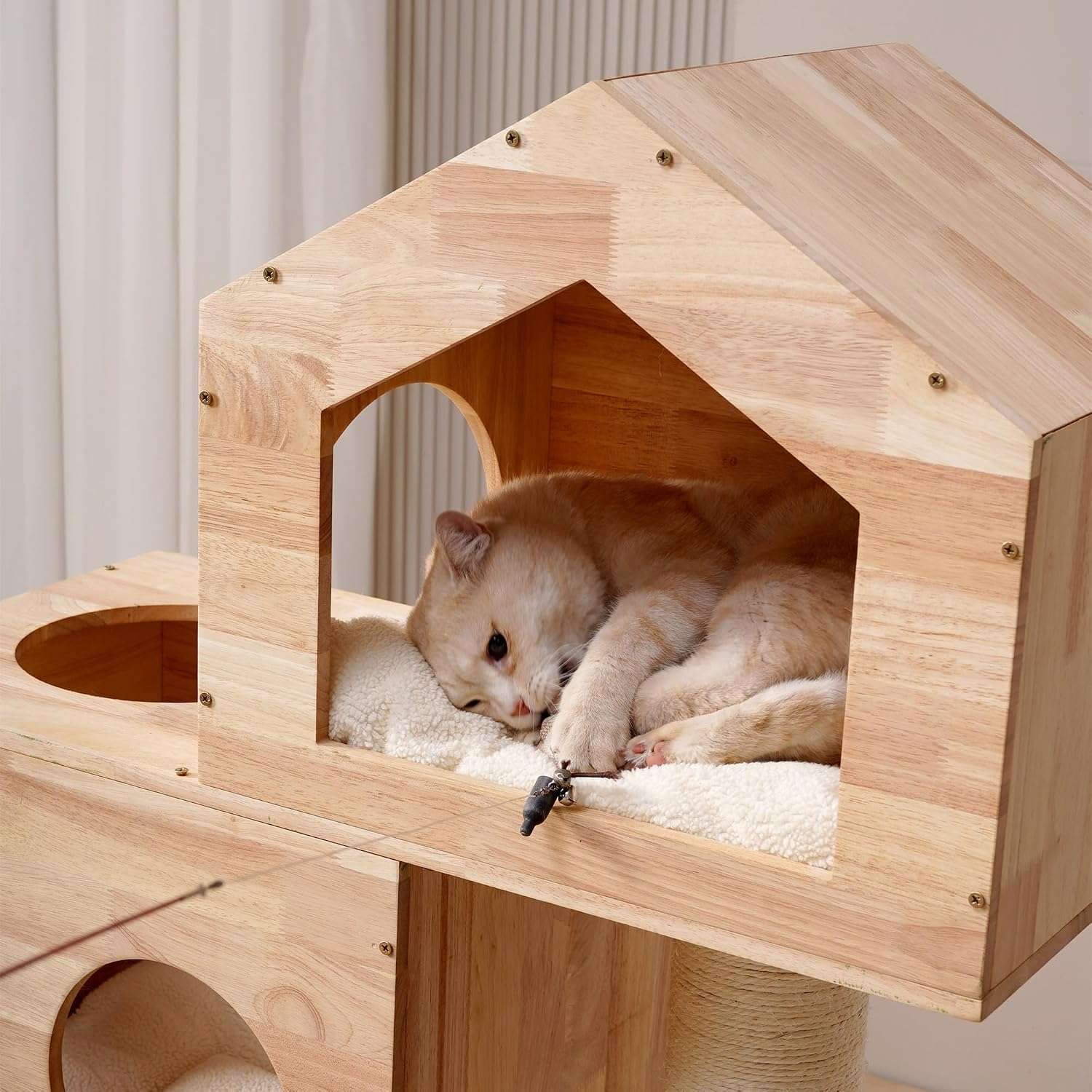 Torre rascador moderno de madera maciza (caucho) de 119 cm con condominio espacioso y postes de sisal. Diseño elegante para gatos múltiples y decoración contemporánea.