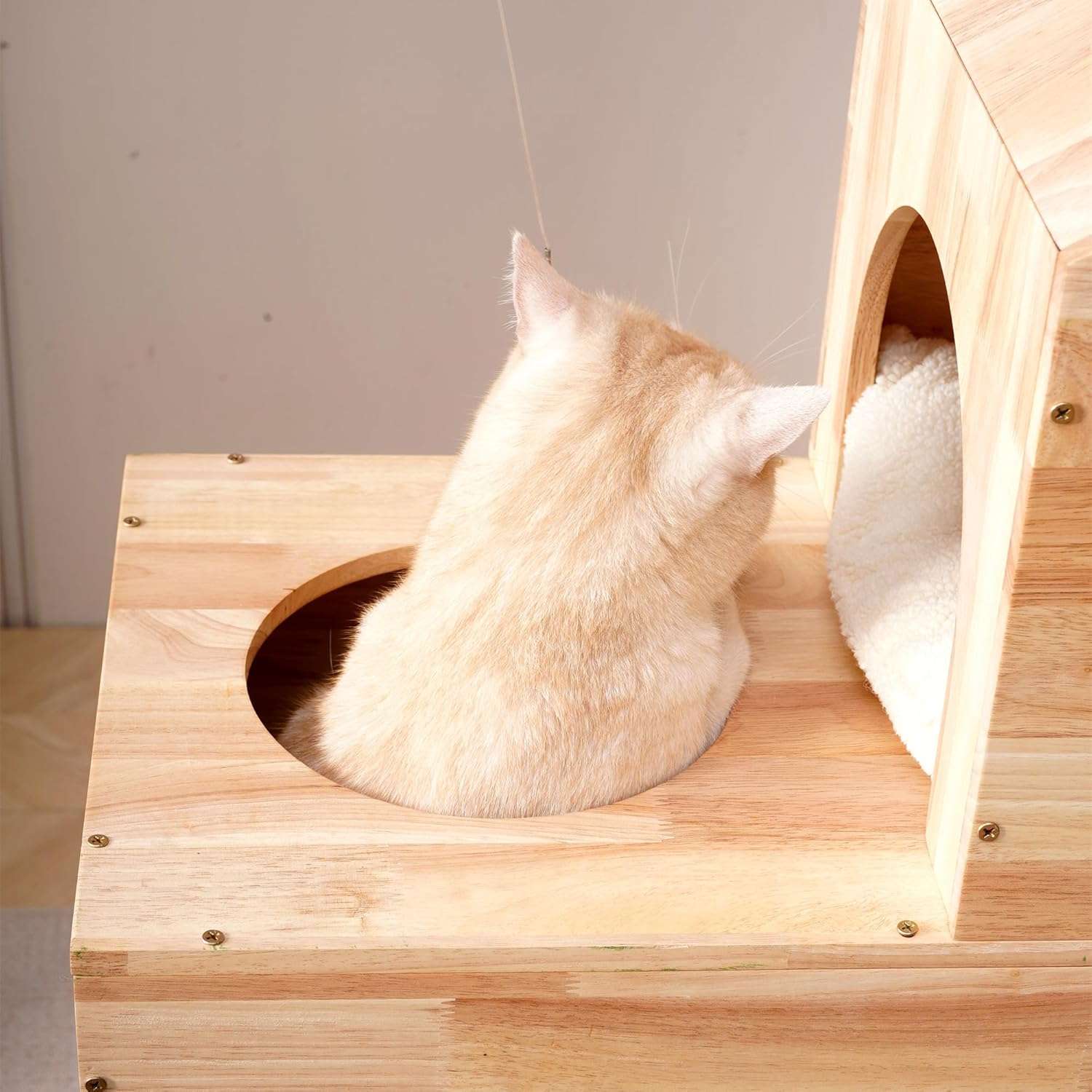 Torre rascador moderno de madera maciza (caucho) de 119 cm con condominio espacioso y postes de sisal. Diseño elegante para gatos múltiples y decoración contemporánea.