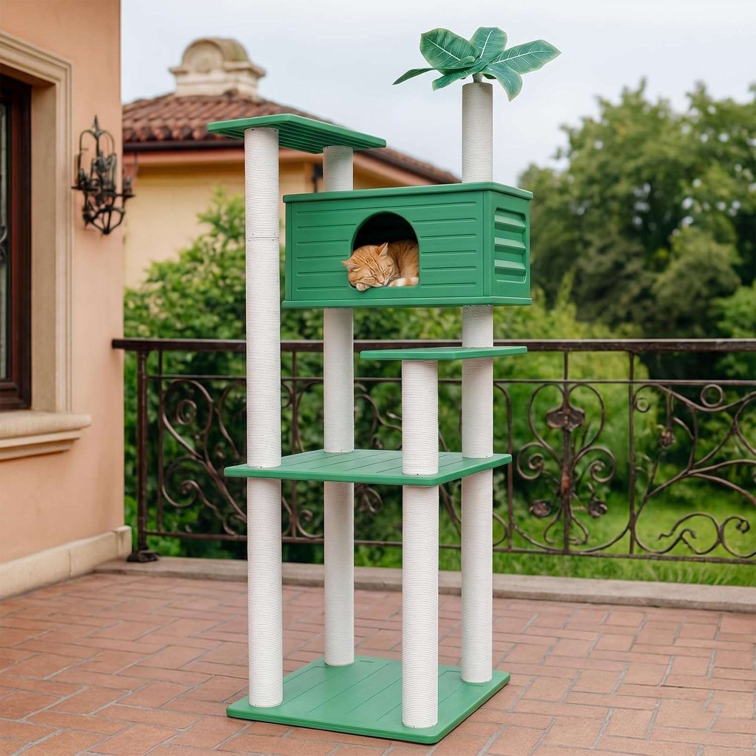 Torre rascador alta e impermeable para gatos con diseño botánico y refugio tipo cueva.