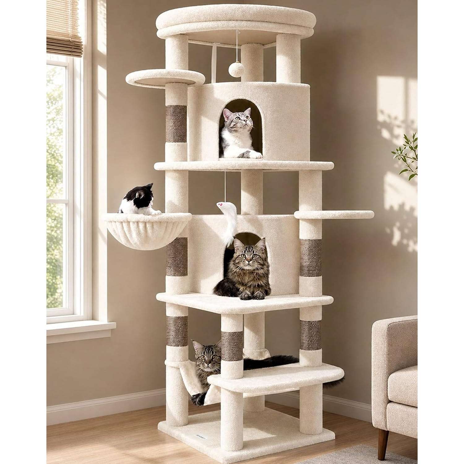 Torre rascador esquinera de 168 centimetros con base de 50 por 50 cm. Diseño curvo con hamaca cuadrada y cesta redonda para gatos.
