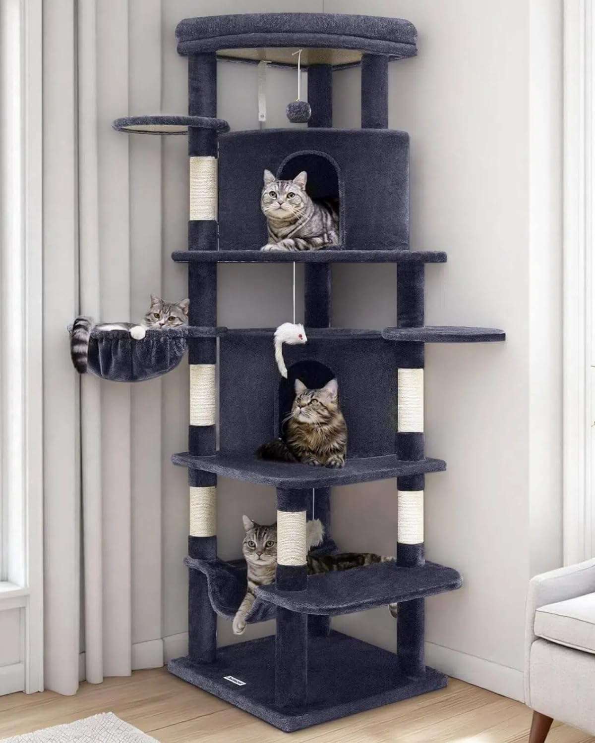 Torre rascador esquinera de 168 centimetros con base de 50 por 50 cm. Diseño curvo con hamaca cuadrada y cesta redonda para gatos.