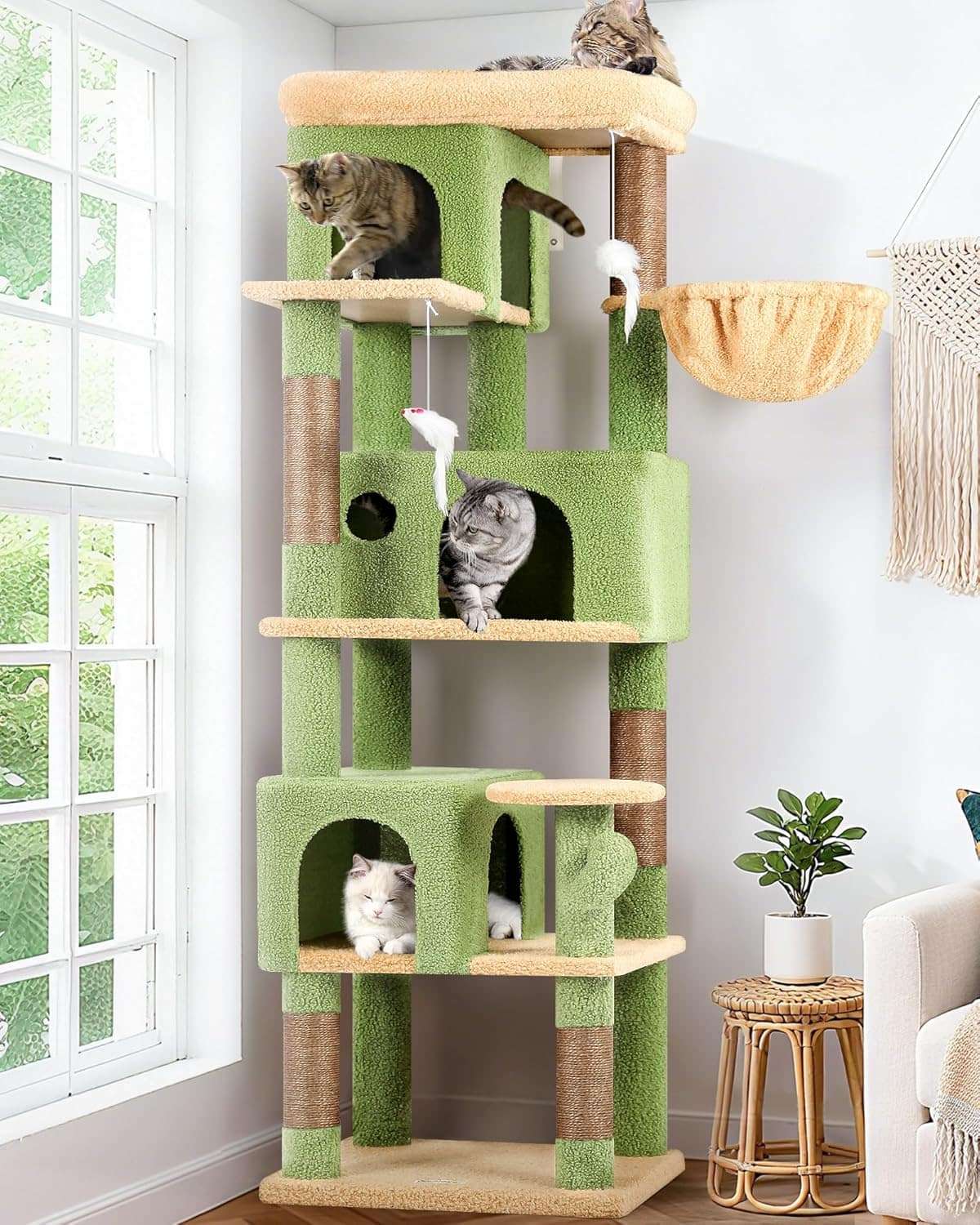 Texto Alternativo Torre rascador esquinera para gatos con tres condominios y plataforma extra grande.