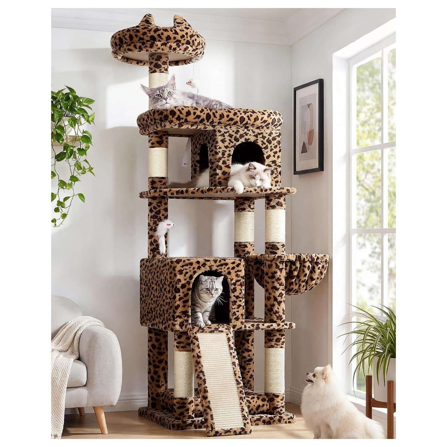 Torre rascador de 183 centimetros con diseño leopardo y estructura triangular estable. Incluye cama movil para gatos grandes.