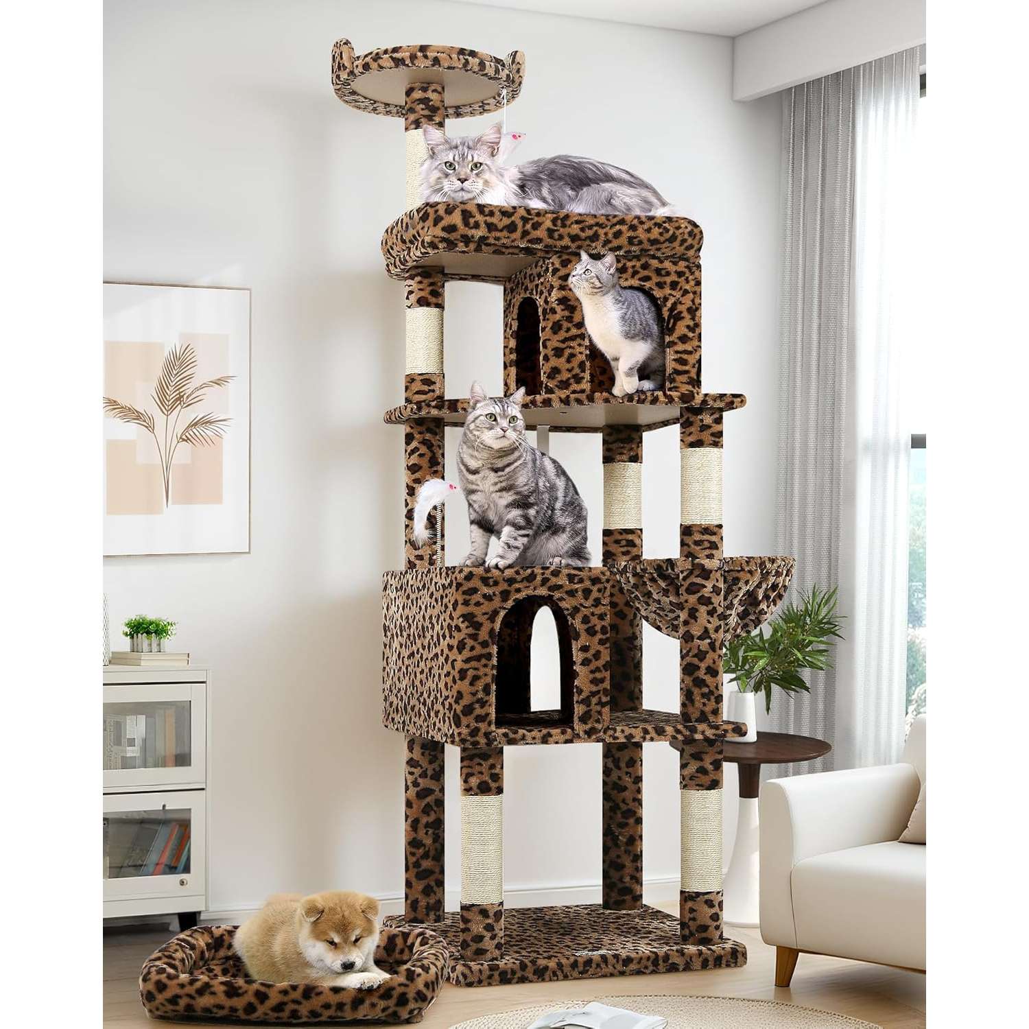 Torre rascador de 183 centimetros con diseño leopardo y estructura triangular estable. Incluye cama movil para gatos grandes.