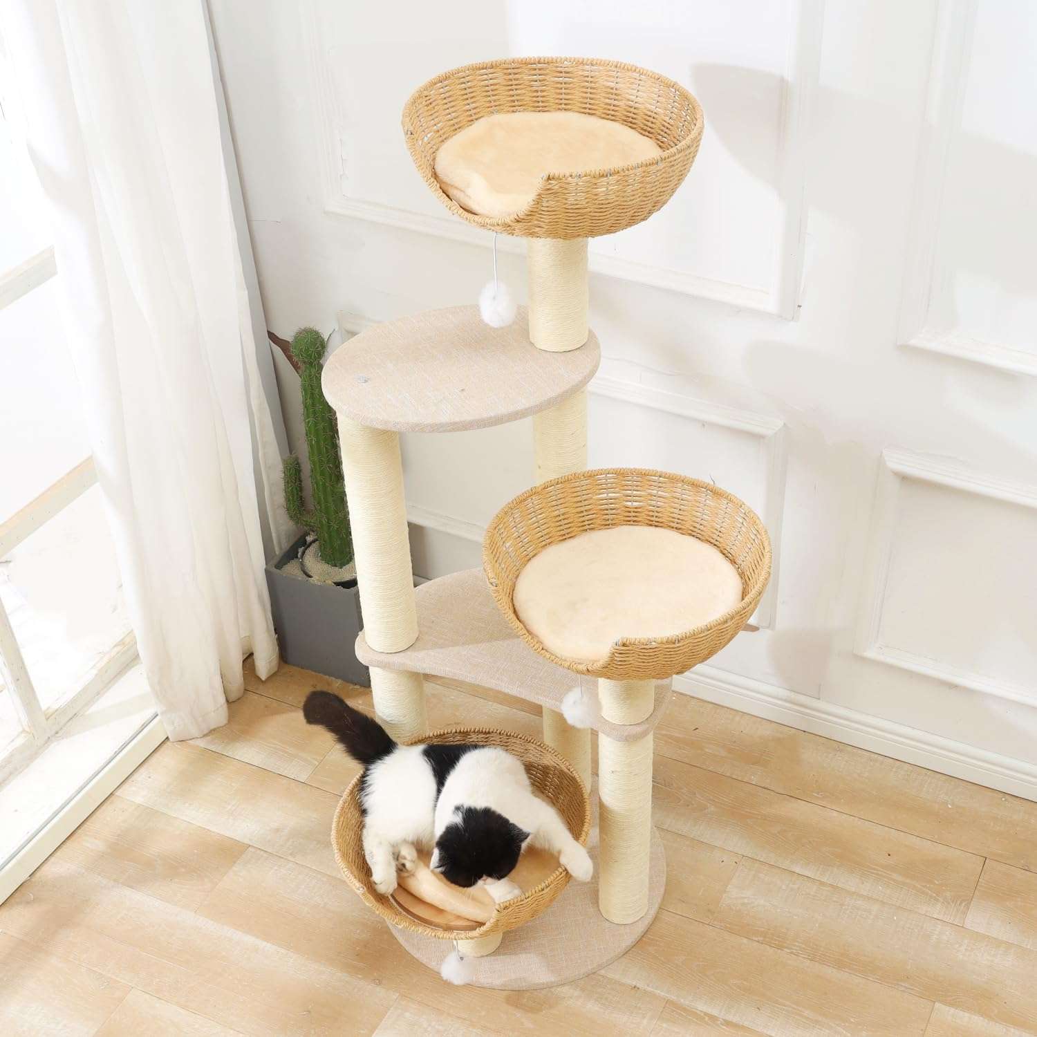 Torre rascador de 118 centimetros con tres cestas tejidas y estructura metalica resistente para gatos grandes.