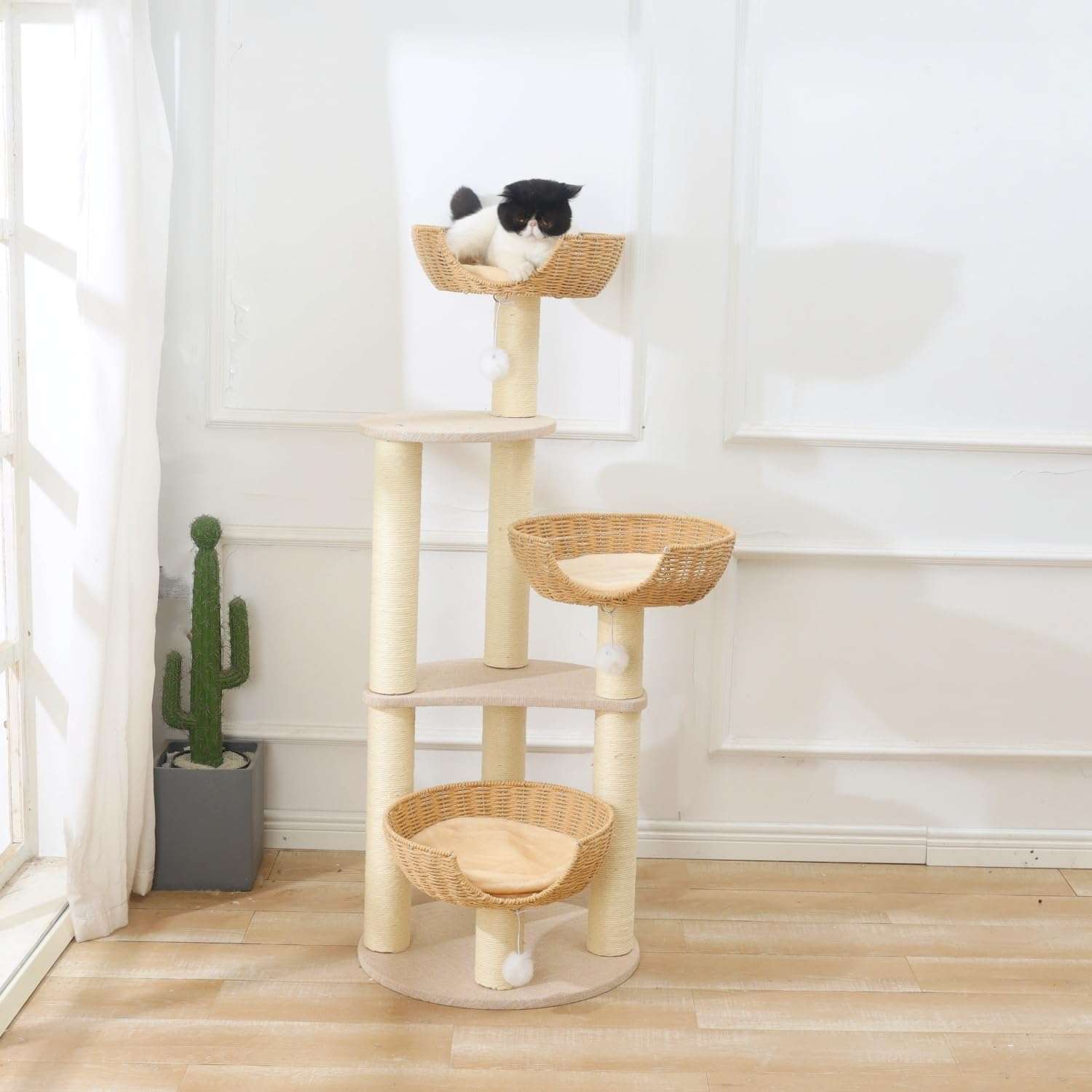 Torre rascador de 118 centimetros con tres cestas tejidas y estructura metalica resistente para gatos grandes.