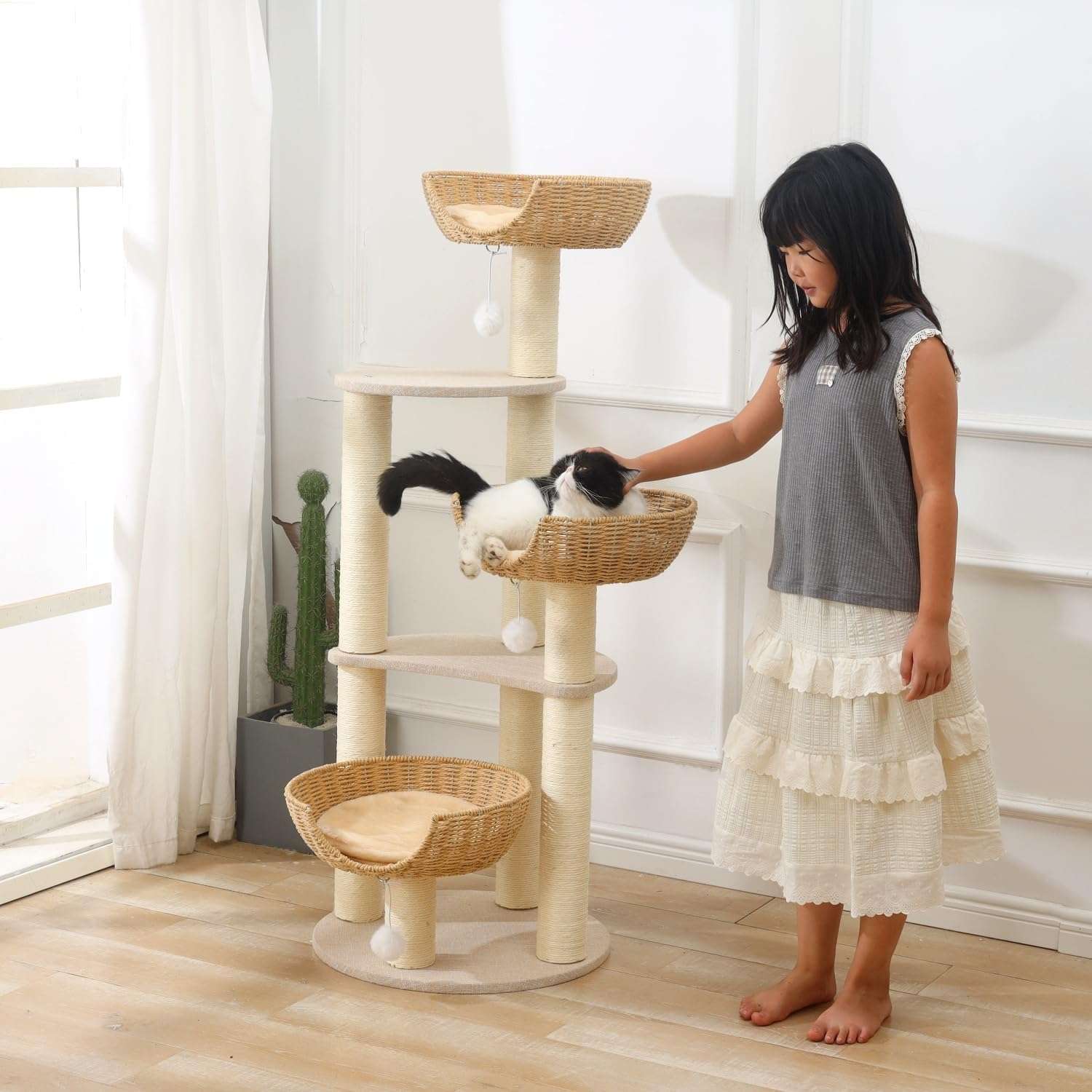 Torre rascador de 118 centimetros con tres cestas tejidas y estructura metalica resistente para gatos grandes.