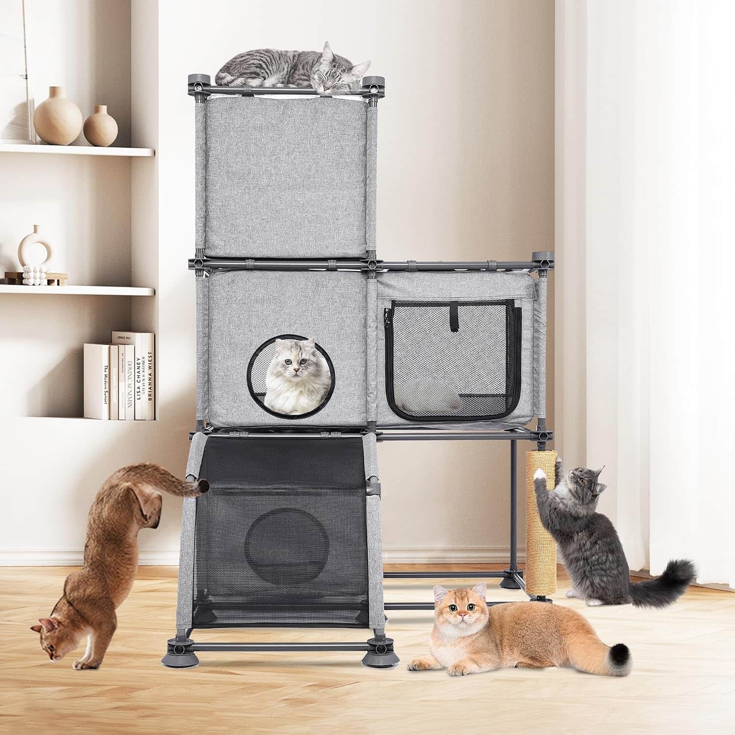 Torre rascador de 138 centimetros con base amplia de 90x90 cm. Estructura de PVC y casa de malla transpirable para gatos.