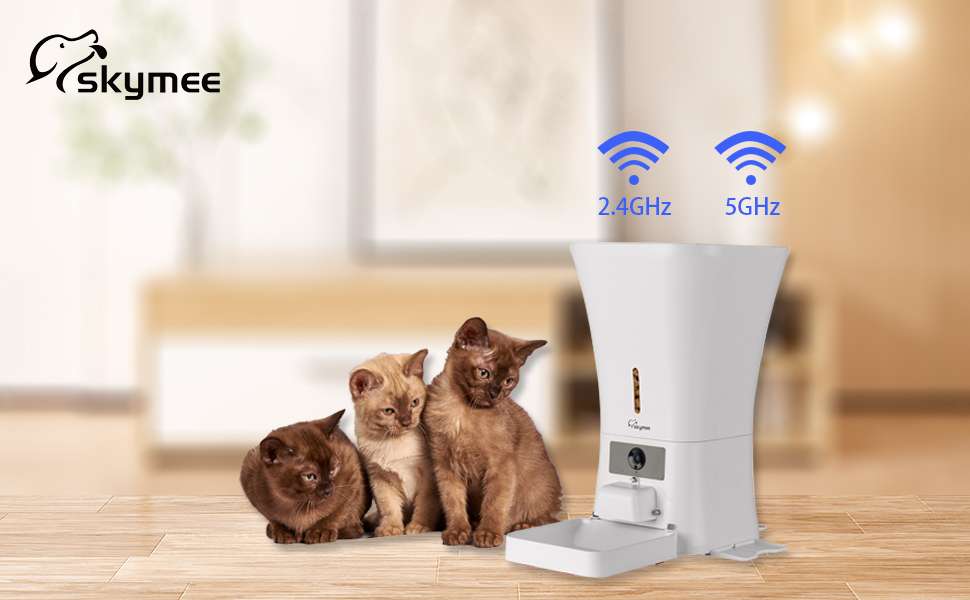 Comedero inteligente blanco de 5 kg con camara HD 1080P audio bidireccional y conexion WiFi 5G para vigilancia de perros y gatos.