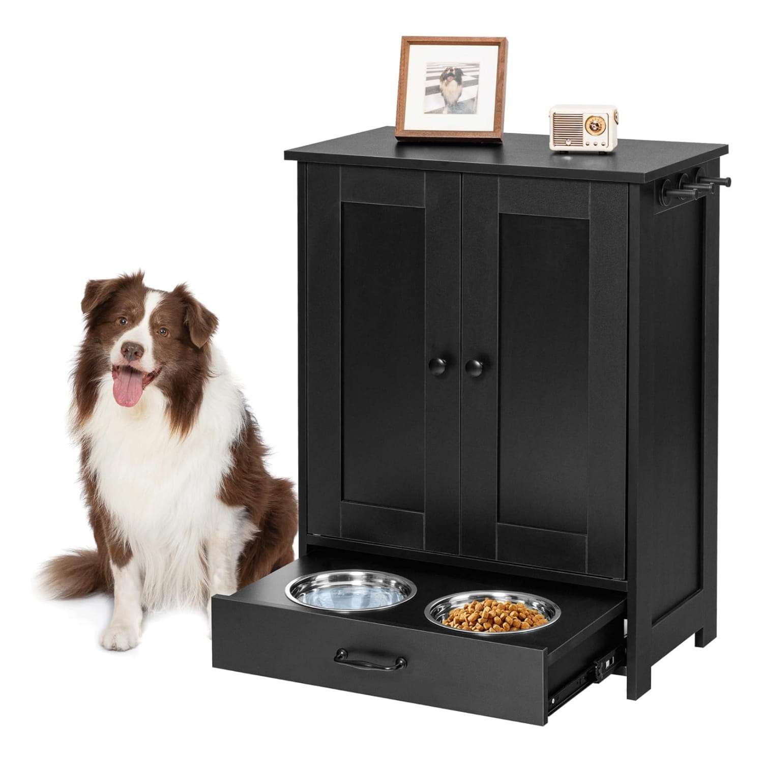Mueble organizador negro para mascotas con cajon inferior para platos y medidas de 60x35x80 cm.