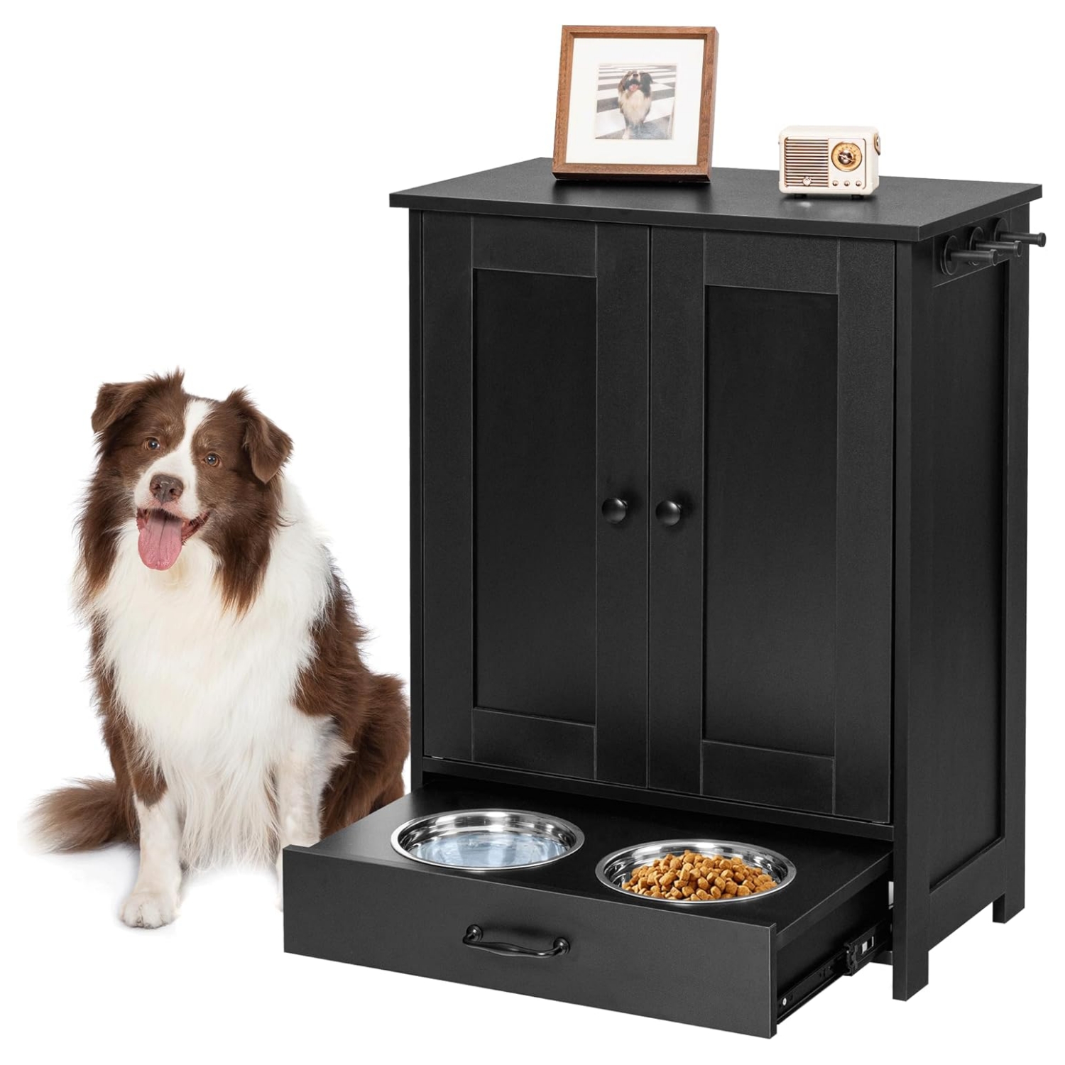 Mueble organizador negro para mascotas con cajon inferior para platos y medidas de 60x35x80 cm.