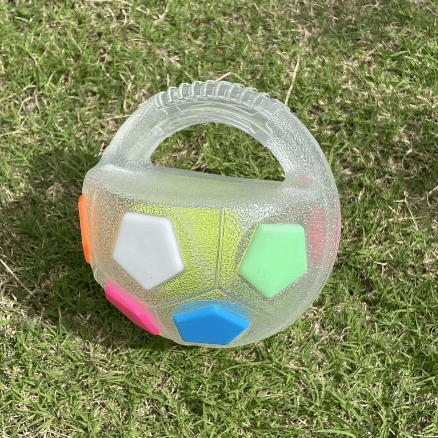 Pelota de goma termoplastica de alta resistencia con sonido para perros de mordida agresiva.