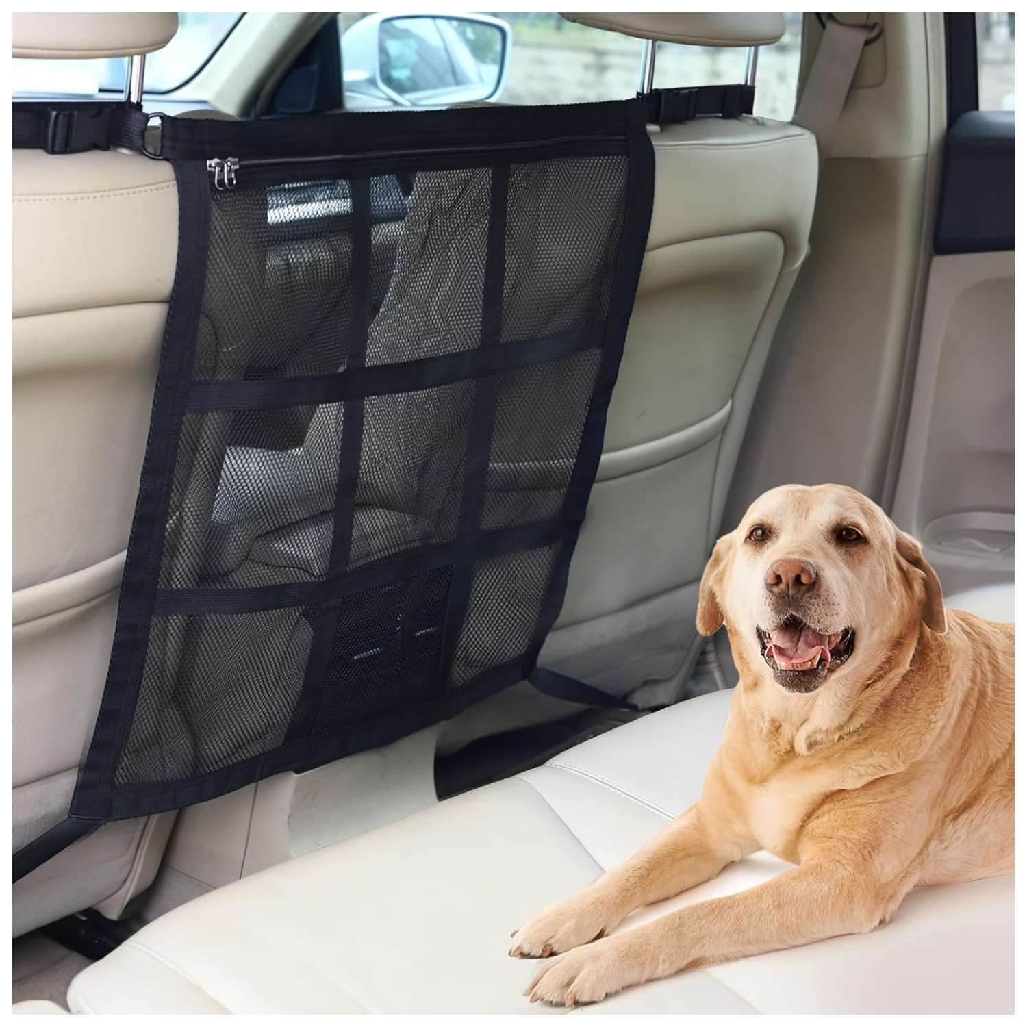 Malla separadora de auto para perros con bolsillo organizador instalada en el asiento trasero.