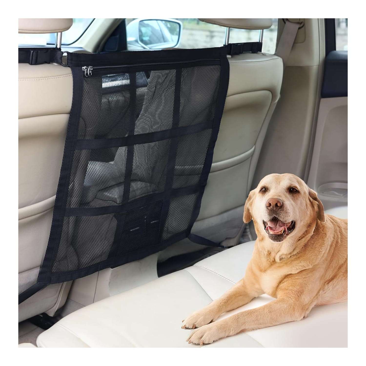 Malla separadora de auto para perros con bolsillo organizador instalada en el asiento trasero.