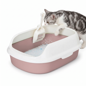 Arenero abierto para gatos con bordes altos y pala de limpieza a juego en color gris.