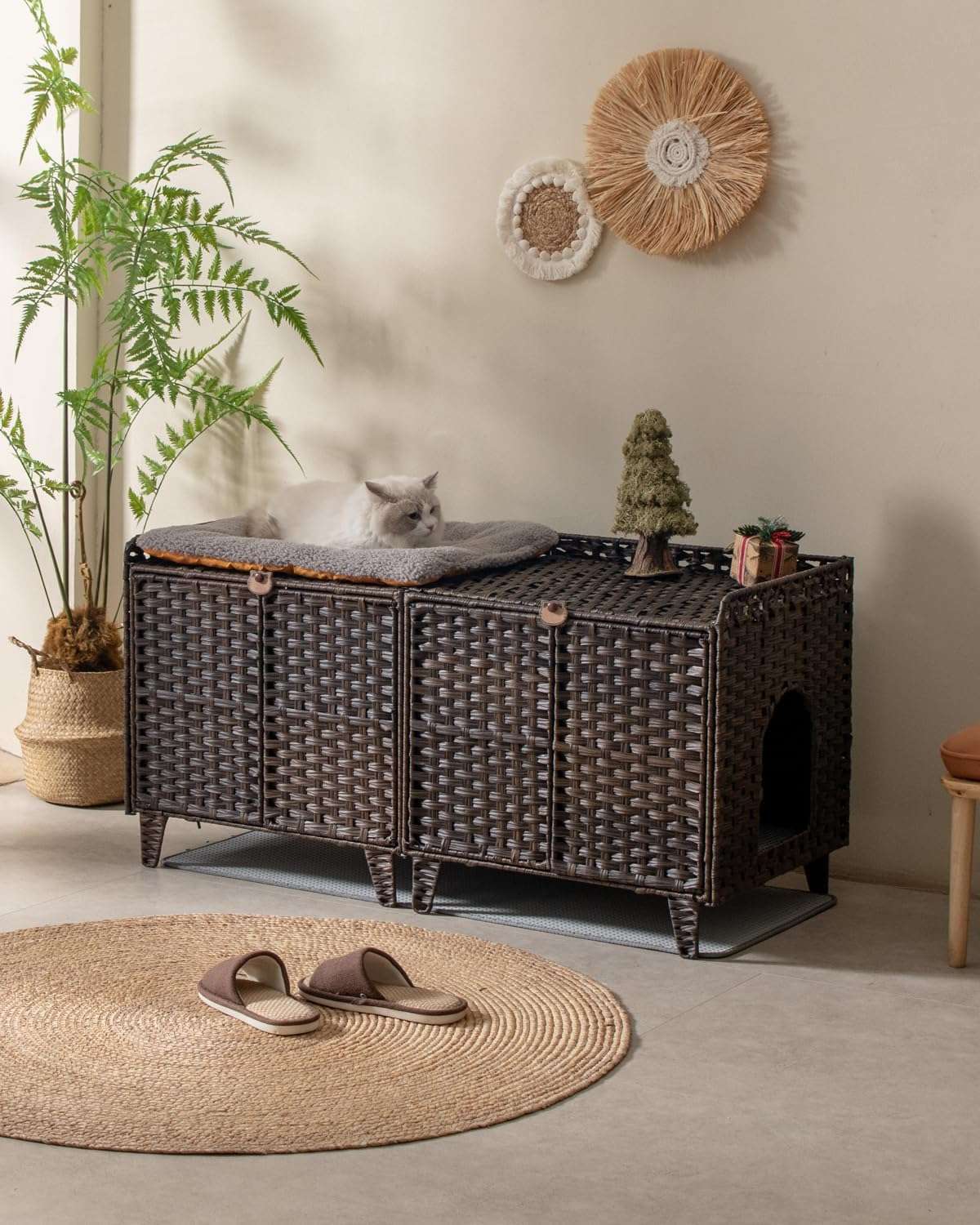 mueble arenero doble para gatos SETVSON de ratan con medidas de 120.14 por 50.04 por 59.94 centimetros