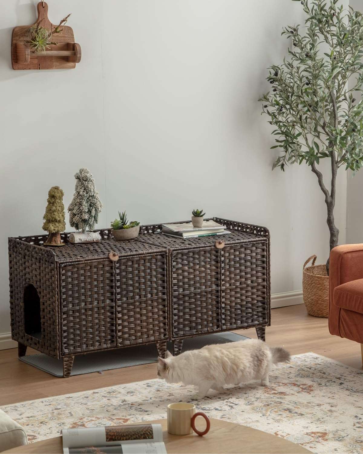 mueble arenero doble para gatos SETVSON de ratan con medidas de 120.14 por 50.04 por 59.94 centimetros