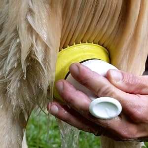 Cepillo de baño para perros al aire libre con boquilla para manguera, protector de salpicaduras y control de presión.