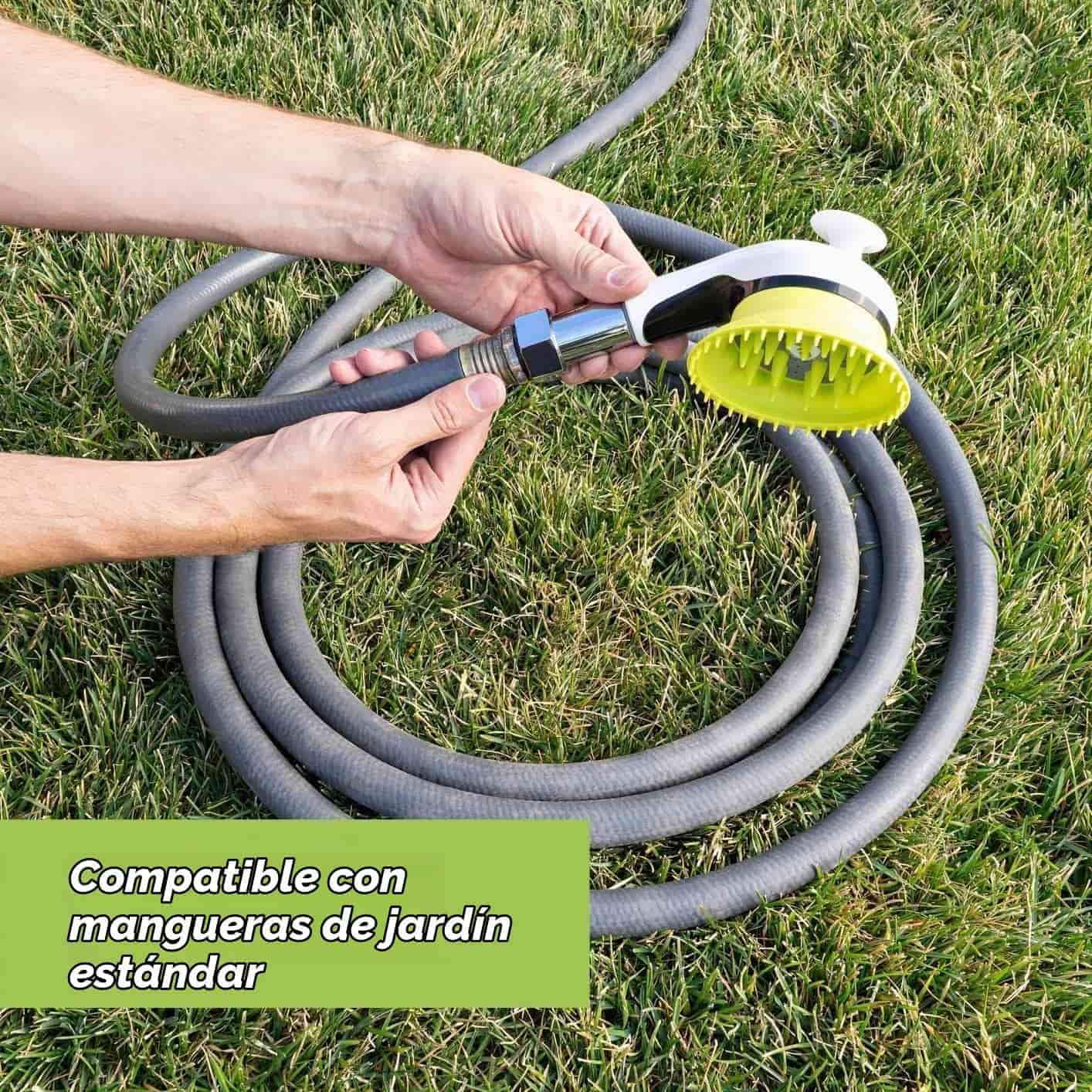 Cepillo de baño para perros al aire libre con boquilla para manguera, protector de salpicaduras y control de presión.